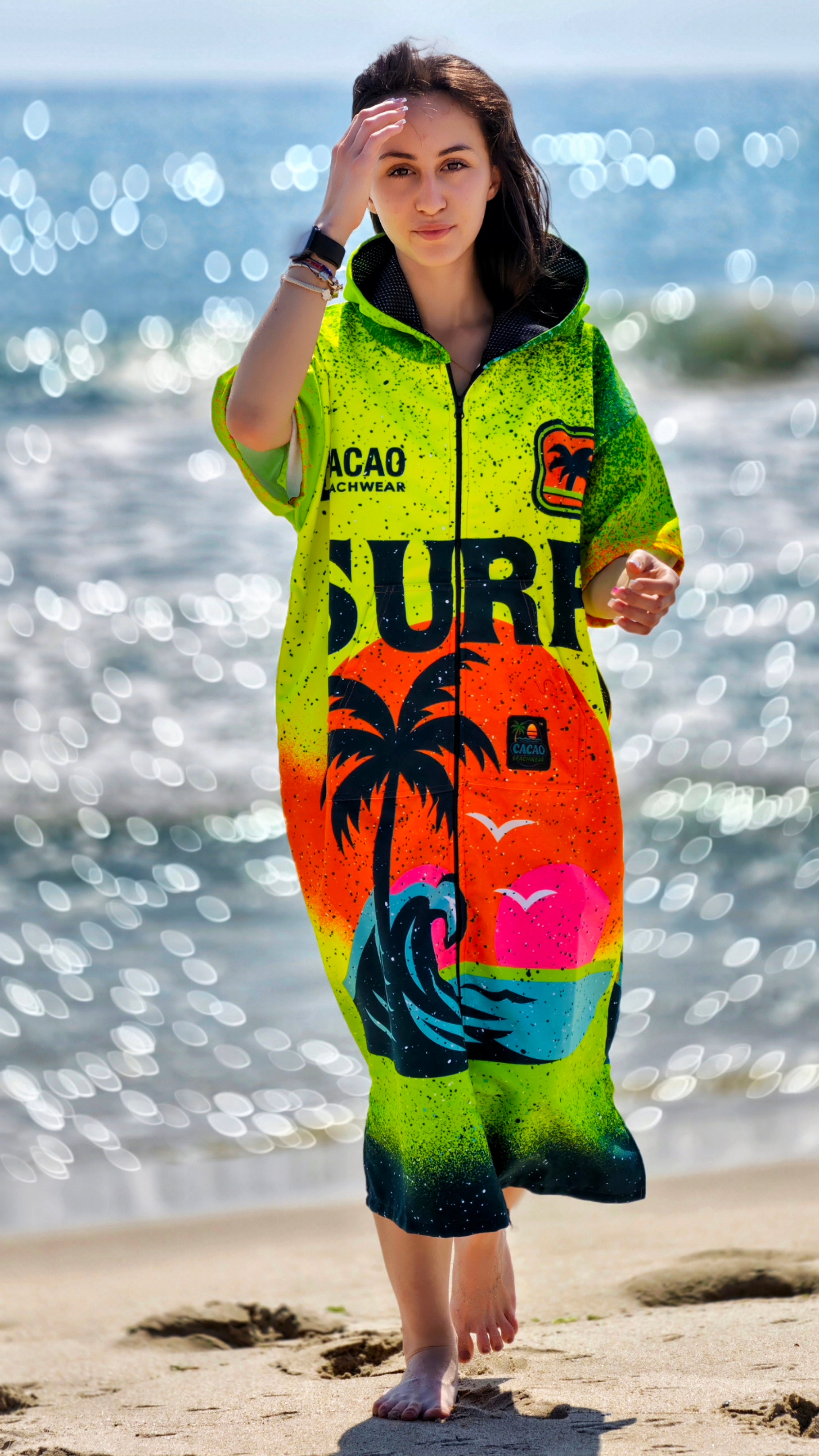 Γυναικεία πετσέτα θαλάσσης Surf Vibe με κουκούλα, φερμουάρ και τσέπες – CACAO Beachwear™