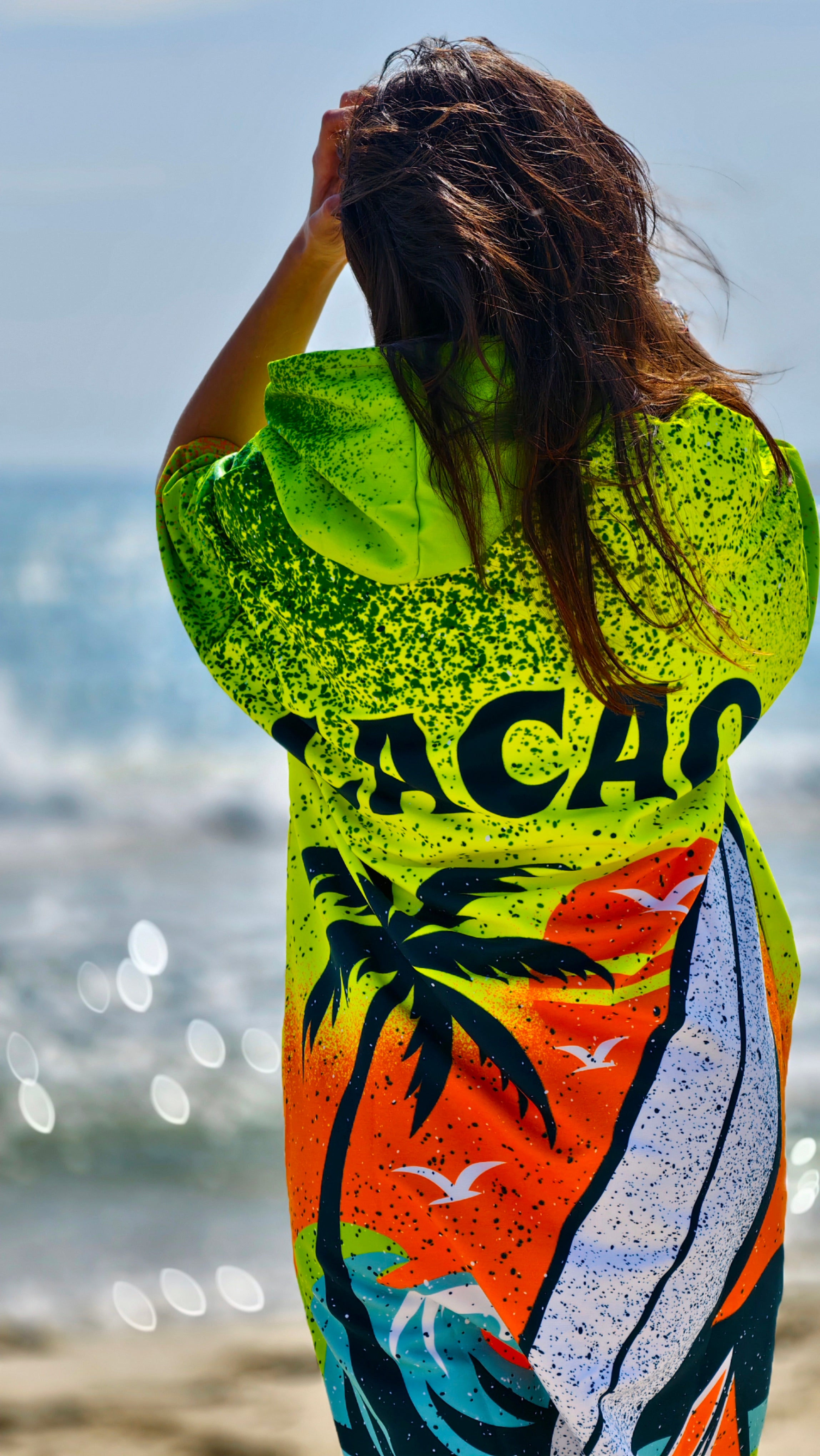 Γυναικεία πετσέτα θαλάσσης Surf Vibe με κουκούλα, φερμουάρ και τσέπες – CACAO Beachwear™