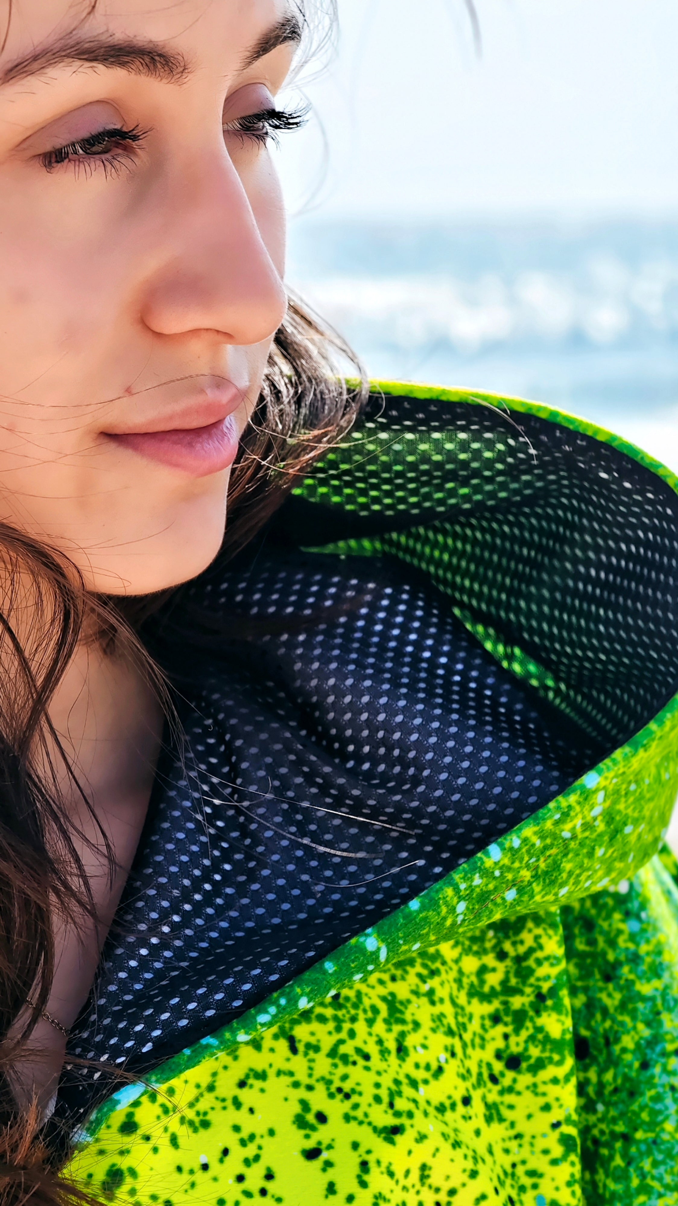 Γυναικεία πετσέτα θαλάσσης Surf Vibe με κουκούλα, φερμουάρ και τσέπες – CACAO Beachwear™
