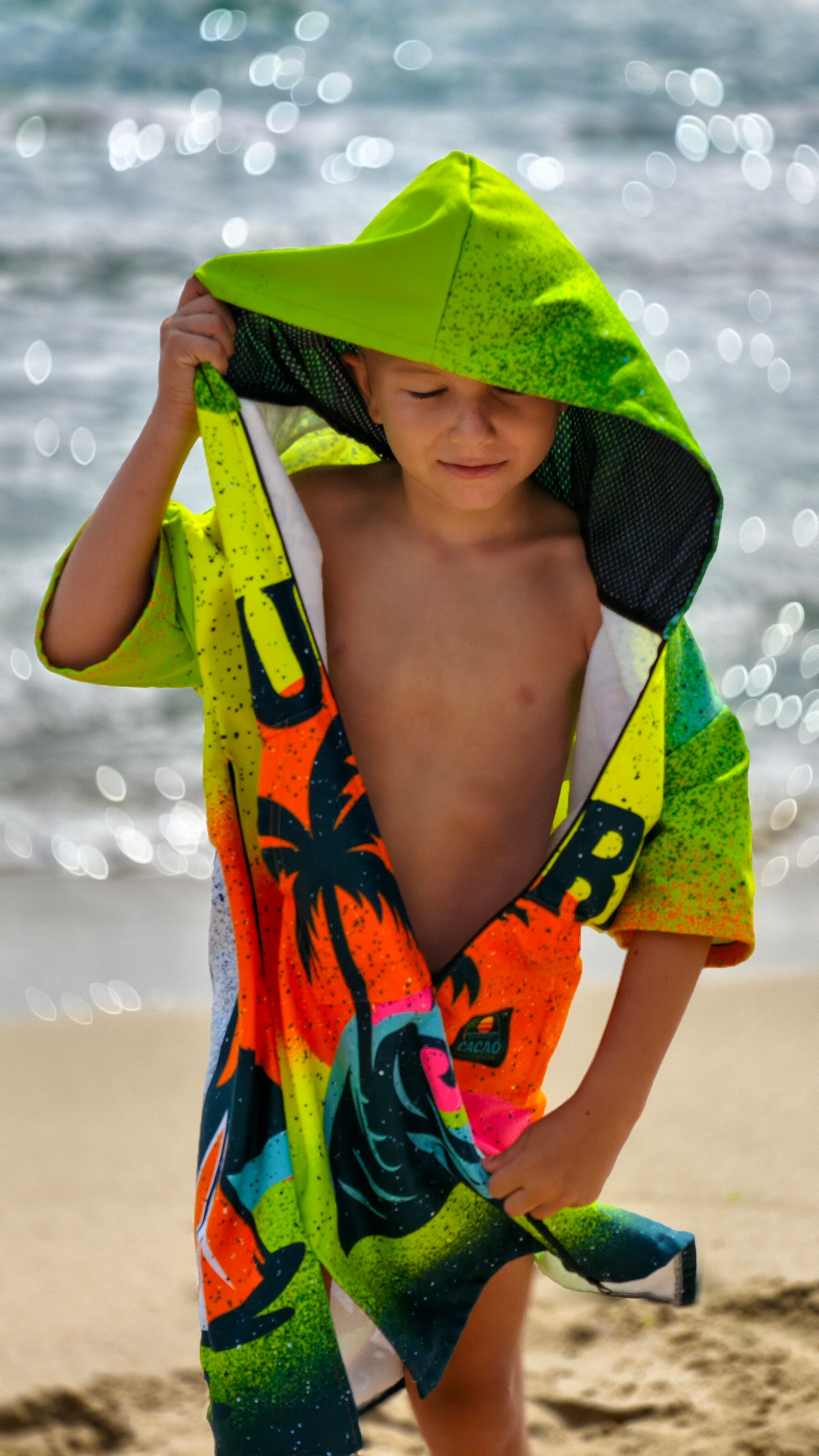 Παιδική πετσέτα θαλάσσης Surf Vibe με κουκούλα, φερμουάρ και τσέπες – CACAO Beachwear™