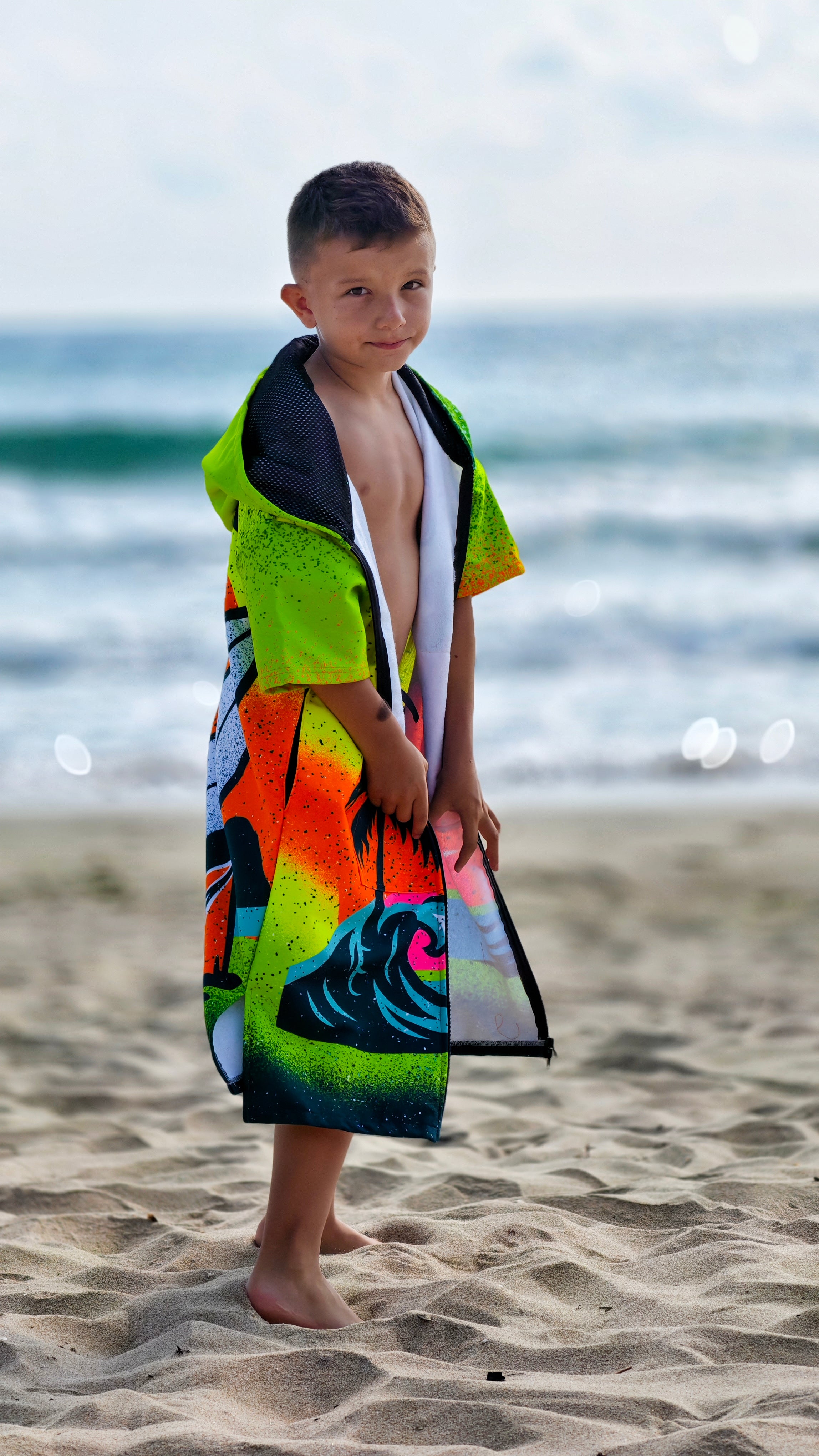 Παιδική πετσέτα θαλάσσης Surf Vibe με κουκούλα, φερμουάρ και τσέπες – CACAO Beachwear™