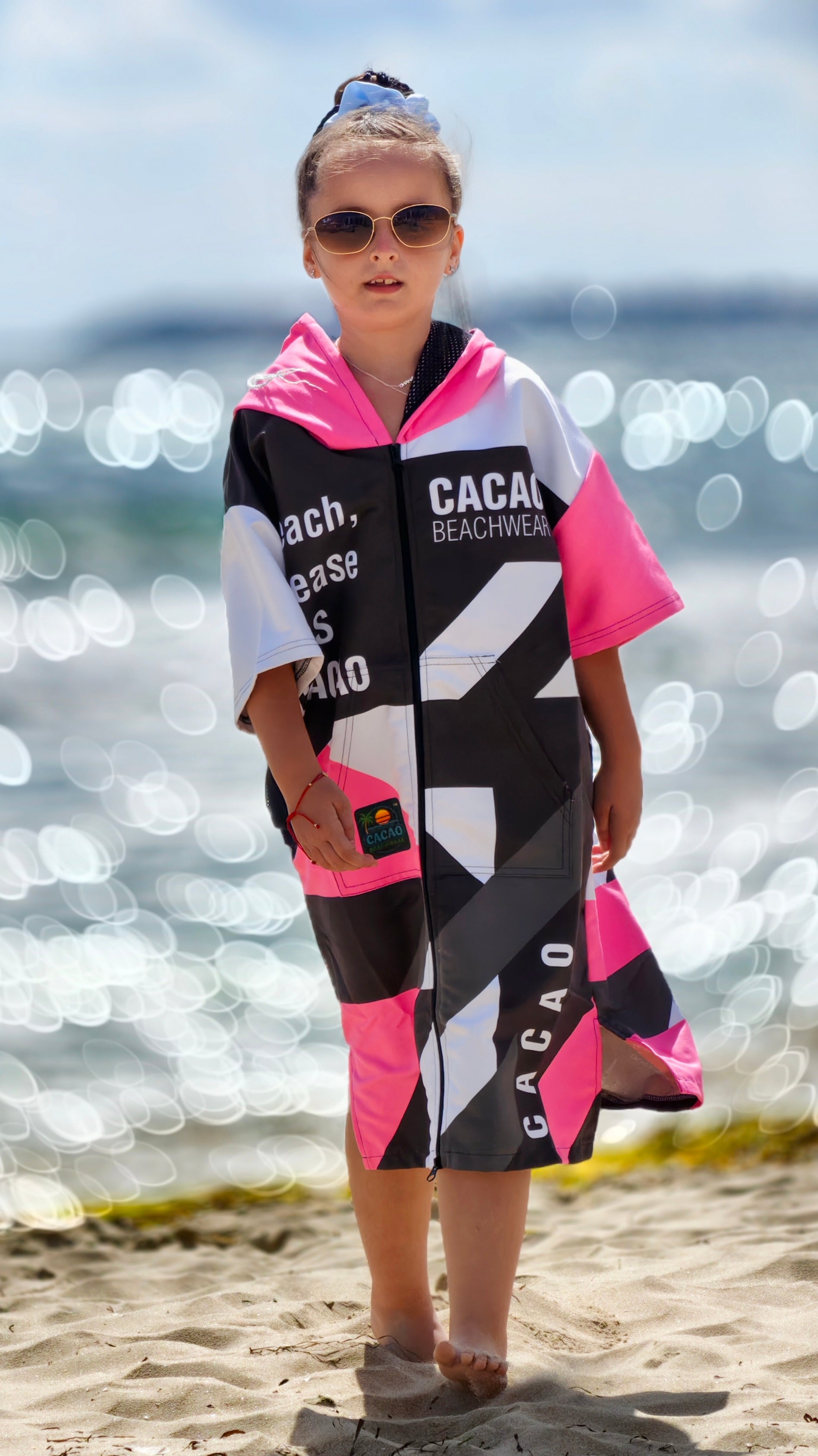 Παιδικό πόντσο θαλάσσης Solar Vibes Pink πετσέτα NanoDry Ultra™ με κουκούλα, φερμουάρ και τσέπες – CACAO Beachwear™